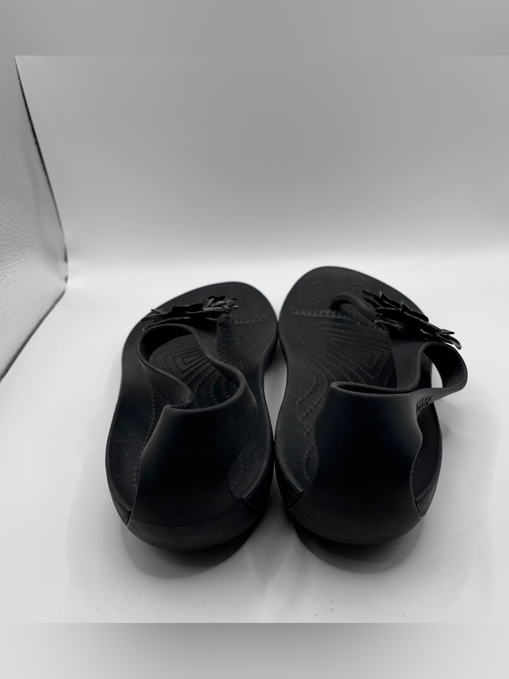 Crocs Sexi Flip Flower Sandals Women's Size 7 T-Strap Black Thong Serena - Picture 5 of 6